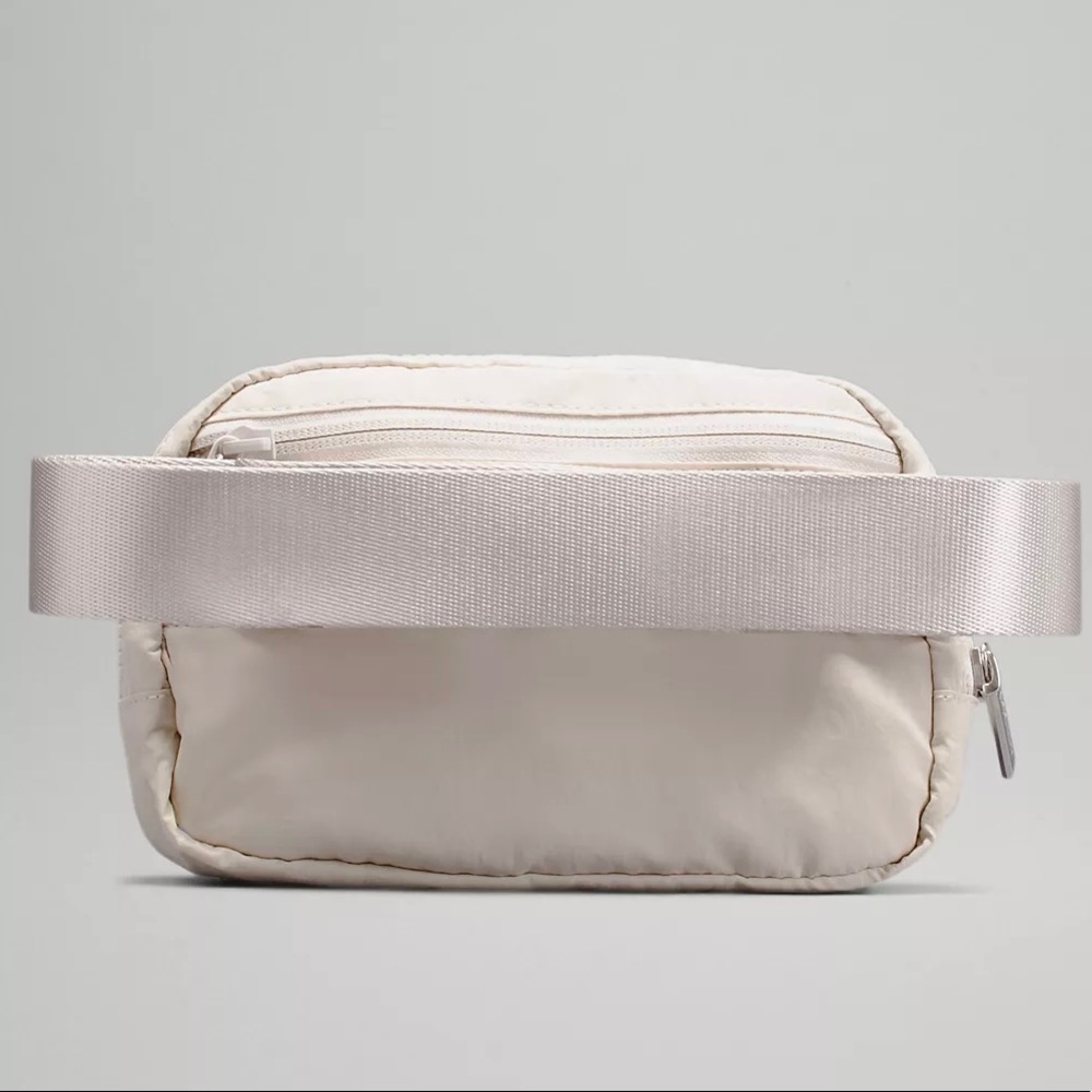 Everywhere Belt Bag in White Opal- Brand New - Picture 6 of 7
